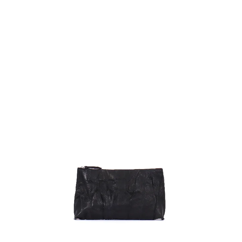 ESSENTIAL POUCH BLACK PLEATED SHEEPSKIN